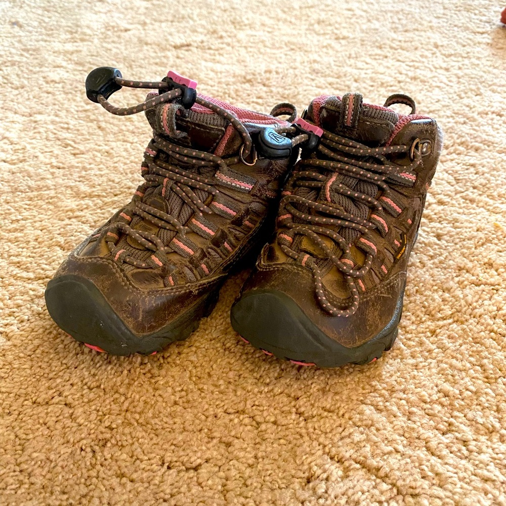 Keen little kids hiking boots / size 8